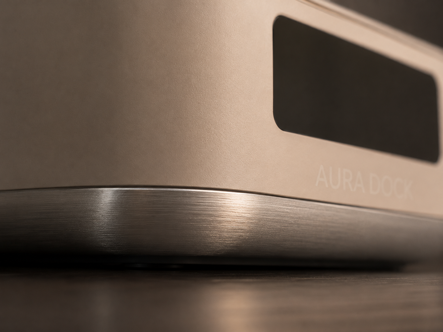 Aura Dock 香槟色机身与拉丝金属底圈材质微距特写
